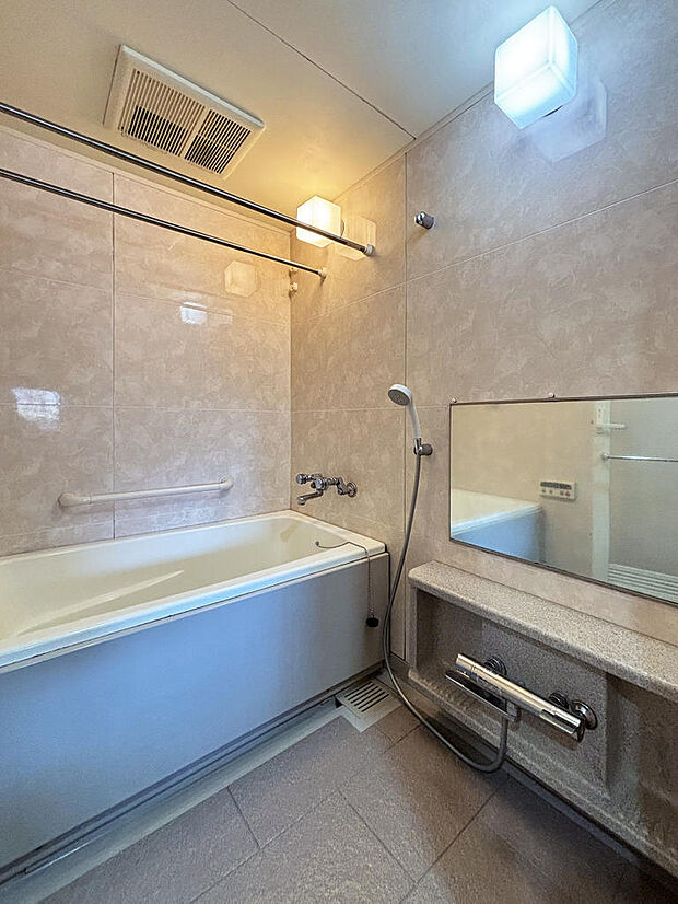 1317サイズのバスルーム。浴室乾燥機が設置されているため洗濯物を干すことができます。