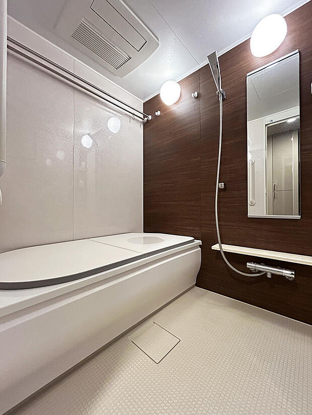 1418サイズのバスルーム。浴室乾燥機が設置されているため、洗濯物を干すことができます。