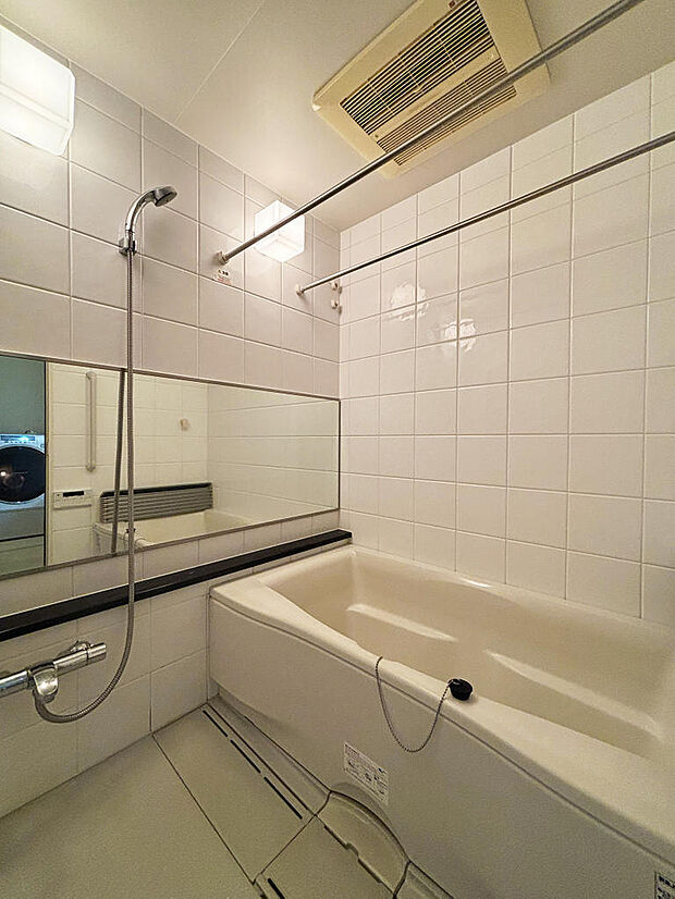 1518サイズのゆったりバスルーム。浴室乾燥機付きのため洗濯物を干すことができます。