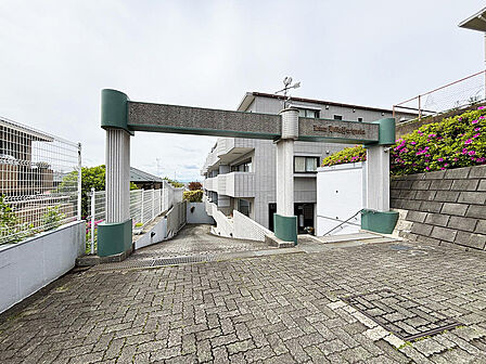 【外観】2駅利用可能な立地に佇む本