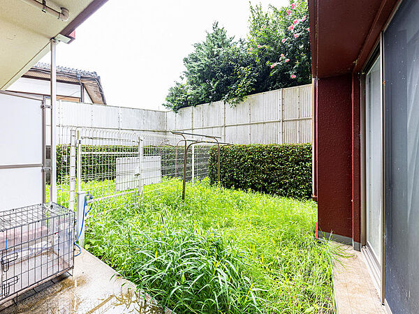 【テラス・専用庭】約19.45m2の専用庭と約6.49m2のテラス。植栽を育てたり、イスとテーブルと置いて屋外時間を楽しめる空間です。