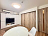 リビング/ダイニング：【リビング】洋室の引き戸を開け放ちLDKとひと続きにすると約16.5帖の広々空間に