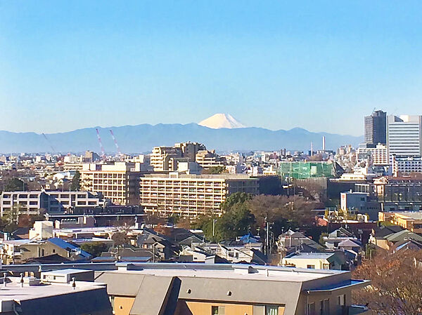 【眺望】天気が良い日は遠くに富士山が望める気持ちの良い眺望です。