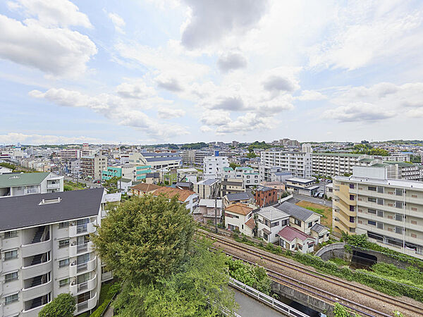 【住戸からの眺望】9階の高さから見た街並み。低層の住宅や中層のマンションが続き、遠くまで見渡せます。