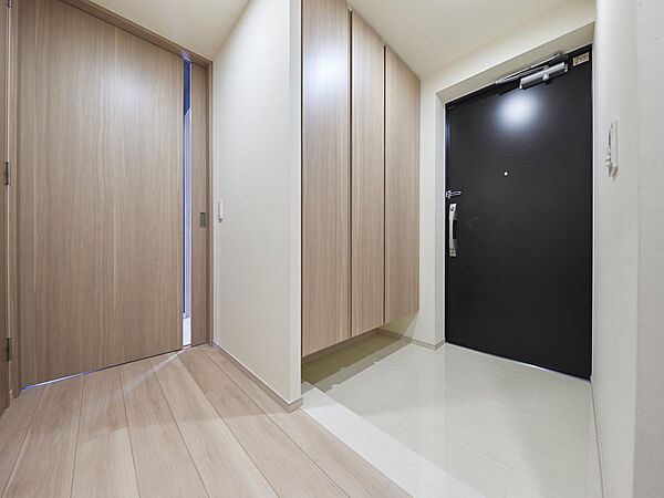 【玄関】天井まである大容量のシューズボックスが配置されています。