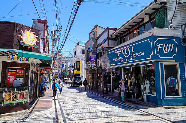 米海軍横須賀の街。古くから全国的に有名で歌にも使われるドブ板通り（ストリート）までも1200ｍで徒歩圏です。異国情緒の雰囲気を楽しめます。