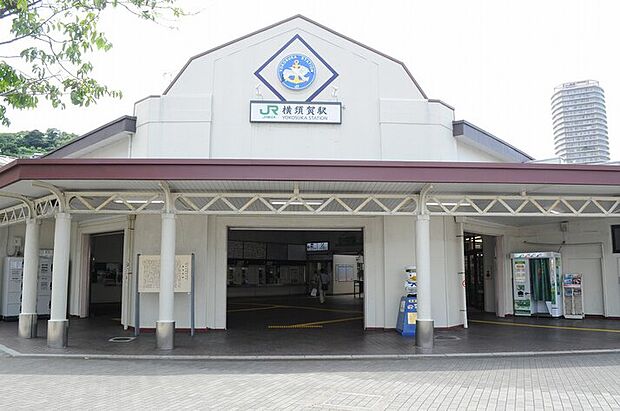 歴史情緒溢れる横須賀線の横須賀駅です。唯一階段のない駅として有名ですね！