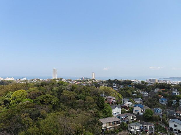 玄関ポーチ前からの眺望です。晴れた日には房総半島が遠望でき、横須賀港花火大会開催時には観覧も可能です。東京湾も遠望できるロケーションです。