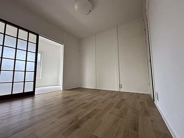 【洋室/約4.5帖】引き戸で約5帖の洋室と隣接しています。押入れがあり、居住空間を有効に使えます。