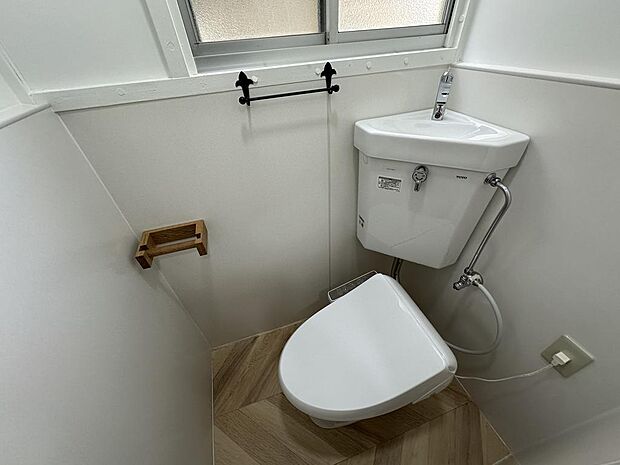 【トイレ】2023年4月リフォームでトイレ・床を交換済です。小窓があり、自然換気を行えます。