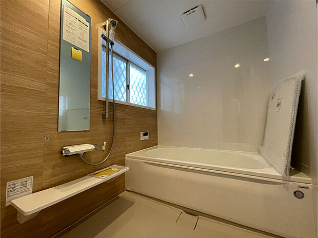 【浴室】木目調のアクセントパネルが採用された浴室です◎小窓が配されており、心地よい風を感じながら半身浴も楽しめます。