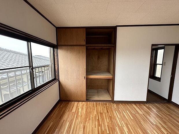 【収納/約6帖】各居室に収納が備わっていますので、各スペースがすっきり片付き、住空間を有効活用できます。