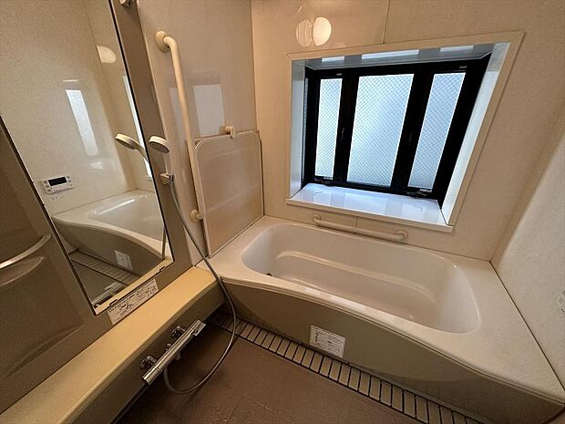 【1階浴室】いつでも新鮮な空気を取り込める換気窓が備わっており、心地よい風を感じながら半身浴も楽しめそうです。追い焚き機能が備わっているためいつでも快適に入浴できます。/2023.7.15撮影