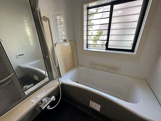 【2階浴室】シックで落ち着いた印象の浴室です。換気窓が備わっており、カビ予防にも有効です。浴槽周りに手すりが設置されているためお子様も安心して入浴できます。/2023.7.15撮影