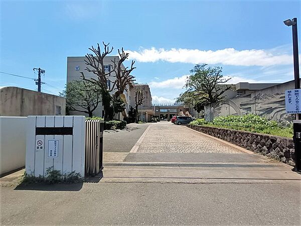 厚木市立藤塚中学校（890m）