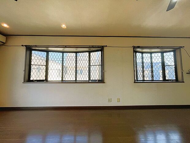 出窓は部屋に自然光を取り込むのに効果的です。部屋全体が明るく照らされるため、居住空間全体が明るく開放的に感じられます。
