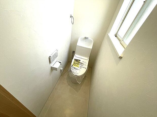 ■ウォシュレット付きトイレ 洗浄機能・脱臭機能を完備、開口窓も設け清潔な室内にすることが可能です。 