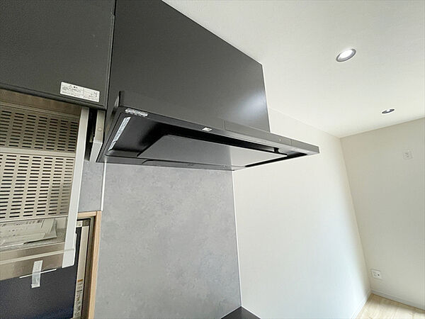 掃除も行いやすいキッチンの換気扇です。換気扇用フィルターを利用すればお掃除も簡易に済みます。