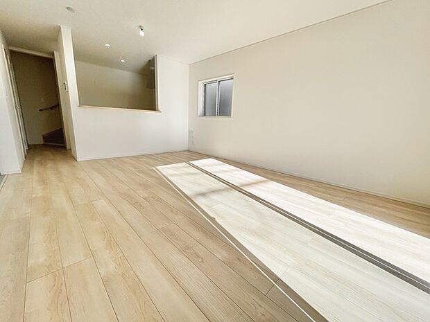 家族が集うリビングは、陽の明かりも入り明るいリビングになります。 家族団らんの時間も増えそうなくつろぎのＬＤＫ 