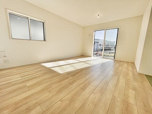 家族が集うリビングは、陽の明かりも入り明るいリビングになります。 家族団らんの時間も増えそうなくつろぎのＬＤＫ 