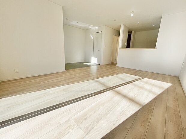 家族が集うリビングは、陽の明かりも入り明るいリビングになります。 家族団らんの時間も増えそうなくつろぎのＬＤＫ 