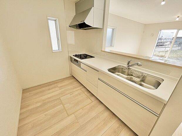 主婦の方に支持されているカウンターキッチンです。 リビングまで目が届くカウンターキッチンはお勧めです。 ご家族と会話を楽しみながらお料理が出来る対面キッチン。 