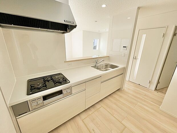 ■システムキッチン 主婦の方に支持されているカウンターキッチンです。 お子様から目を離さず料理が出来ます。