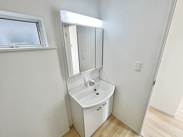 ■三面鏡洗面台　シャワーヘッド付き 三面鏡は真正面から見ただけでは気付けない色んな角度から確認でき、収納スペースが豊富であるということがメリットです。 また、シャワーヘッド付きの水栓です。