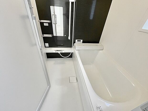 ■浴室乾燥機付きユニットバス ユニットバスは全てが浴室のために設計されているため、掃除のしやすさやカビの生えにくさ汚れにくさに特化しています。 