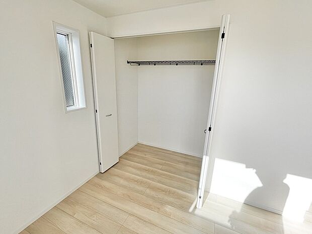 ■クローゼット ハンガーポールと枕棚付きのクローゼット 洋服をいっぱいしまったり、枕棚の上には、あまり使用しないものの収納もできます。