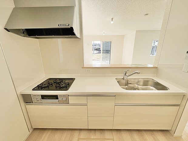 主婦の方に支持されているカウンターキッチンです。 リビングまで目が届くカウンターキッチンはお勧めです。 ご家族と会話を楽しみながらお料理が出来る対面キッチン。 