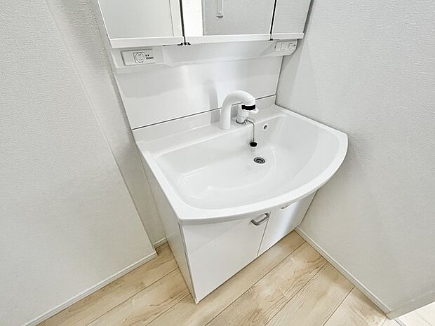 三面鏡は真正面から見ただけでは気付けない色んな角度から確認でき、収納スペースが豊富であるということがメリットです。 また、シャワーヘッド付きの水栓です。