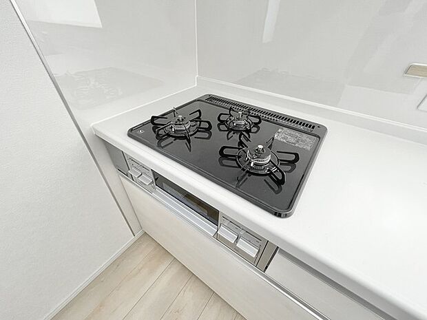 三ツ口コンロで、お料理の幅が広がります。グリル付き。