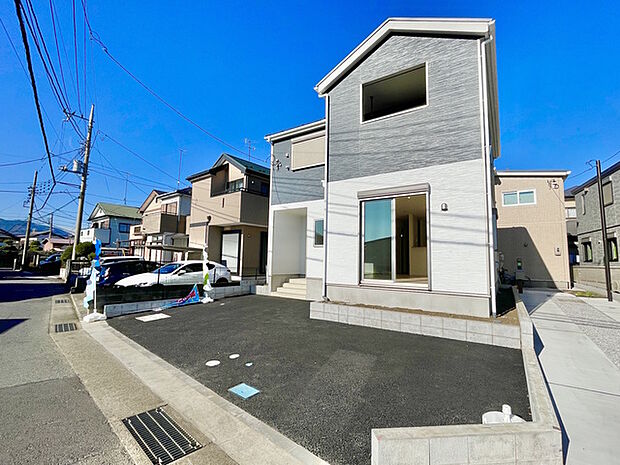 南向きで明るい建物です。 カースペースも2台可能