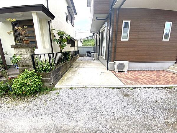 物置を奥に置くことが出来ますので、タイヤの保管や、普段使わない物の整理にお使いください。