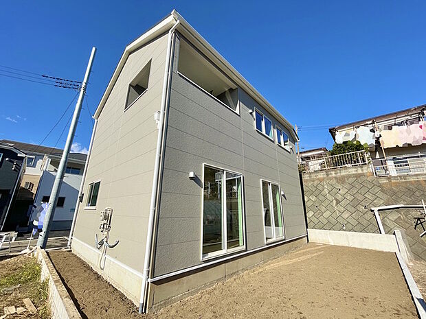 11月末に完成予定ですが、近隣に同施工完成物件がございます。まずは一度現地をご確認後、モデルハウスをご覧になってみてください。