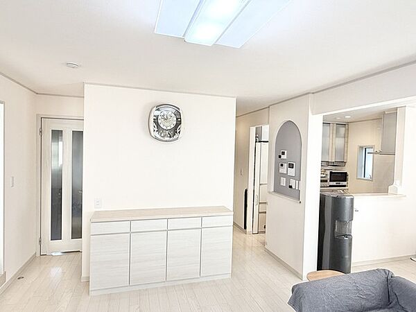 開放感あるリビングは、上質な空間設計が魅力。自然光がたっぷり差し込む心地よい空間で、贅沢なくつろぎの時間を演出します。