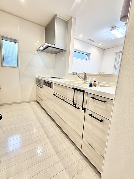 調理道具や食器、調味料などがしっかり収まる豊富な収納を確保。キッチンまわりをいつでもスッキリと保てるため、急な来客時にも慌てる心配がありません。