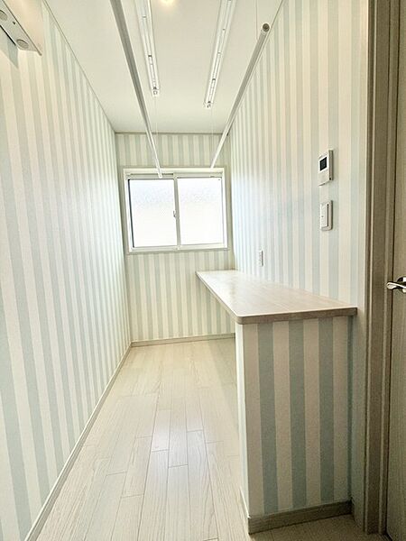 洗面室はランドリールームやクローゼットと直結した家事ラク動線を採用。