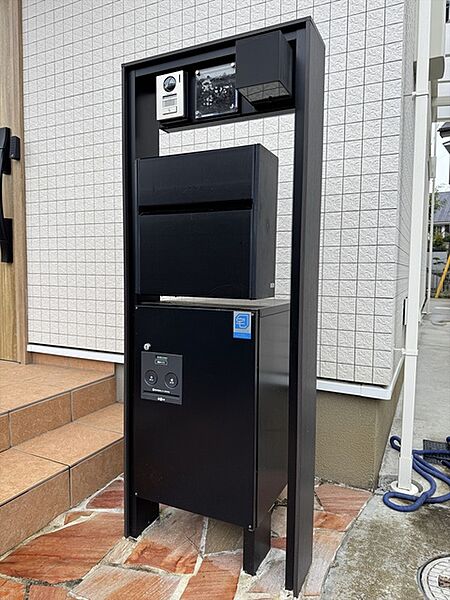 ポストに加えて下部には宅配ボックスがございますので、不在の際にも安心出来そうです。