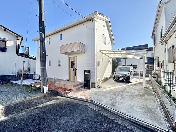 カースペースはゆとりあるスペースがございます。また、ファミリーカーサイズのカーポートもございますので大切な愛車も綺麗にお使い頂けます。
