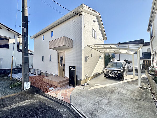 前面は通り抜けの出来ない道路となっておりますので、駐車の際も落ち着いてお停め出来そうです。