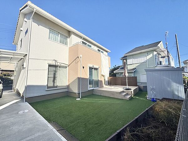 南庭付きのゆとりある住宅でスローライフはいかがでしょうか。休日もごゆっくりとお過ごしいただけます。