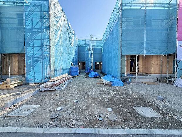 2部屋行き来できるワイドなバルコニーは、南向きで陽当たり良好◎