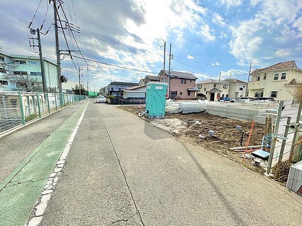 車での移動はもちろん、歩行者や自転車の通行にも配慮された、暮らしやすい住環境です。