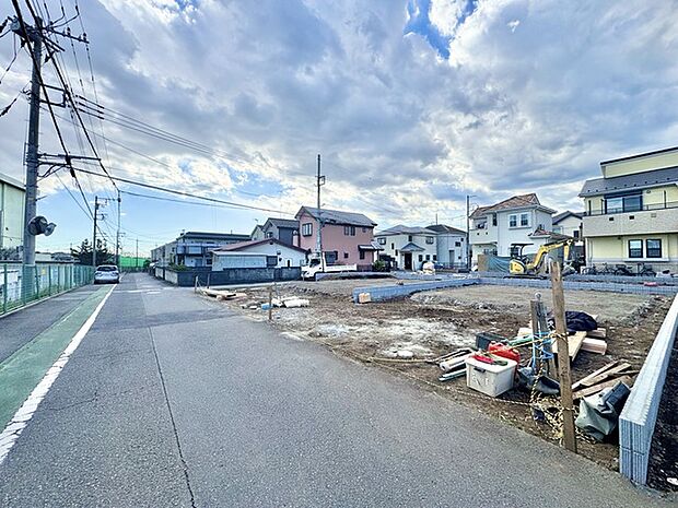 車での移動はもちろん、歩行者や自転車の通行にも配慮された、暮らしやすい住環境です。