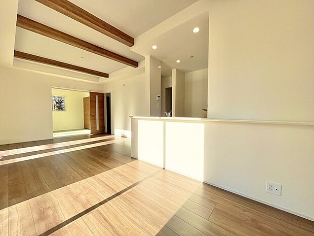 南西側からたっぷりの陽光が差し込むリビングは約17.0帖