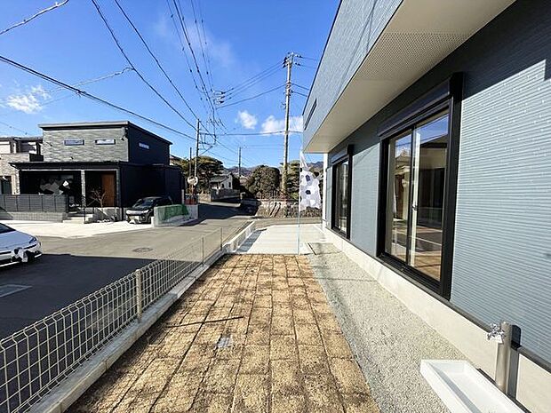 陽当たりと通風良好なお庭は、趣味を活かしたガーデニングや家庭菜園に利用ができます。