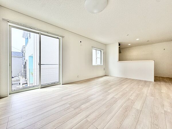 開放感あるリビングは約17帖で家具は配置しても圧迫感を感じることなく、自然光がたっぷり差し込む心地よい空間で、贅沢なくつろぎの時間を過ごせるリビングです。