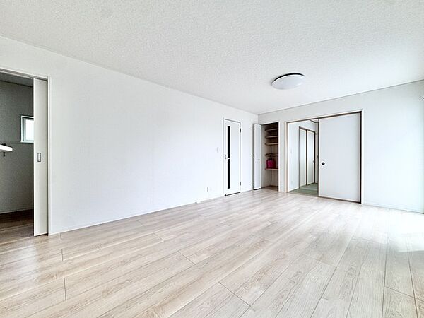 ソファやダイニングテーブルを配置しても圧迫感がなく、家族それぞれが思い思いの時間を過ごせます。模様替えもしやすく、暮らしの幅が広がります。